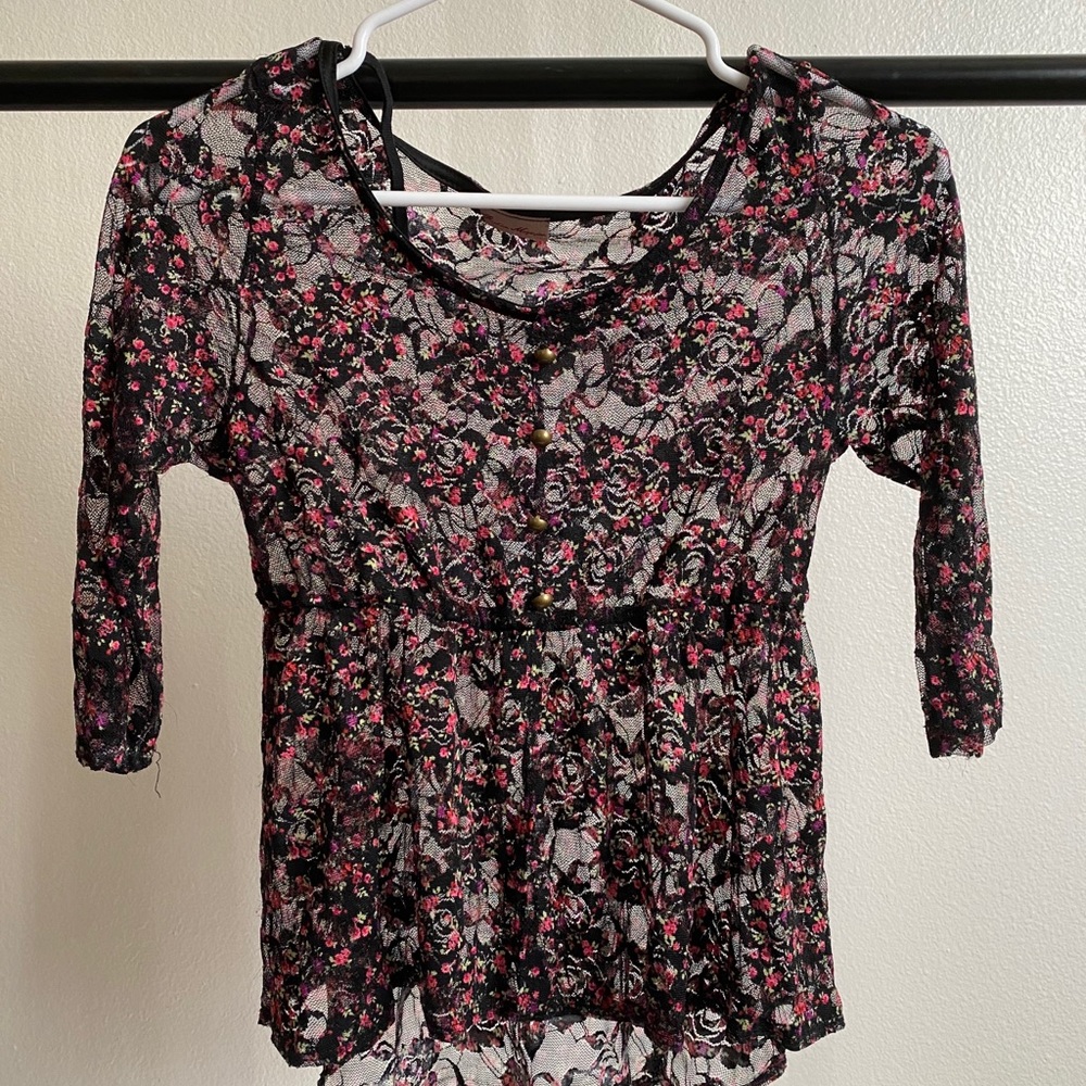 Fashion Magarine XS women’s lace top